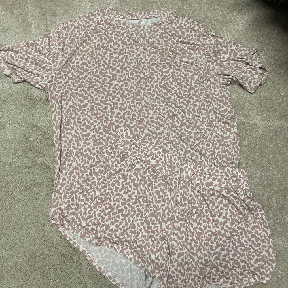 Stars above pocket tshirt/shorts pajama set medium pink leopard